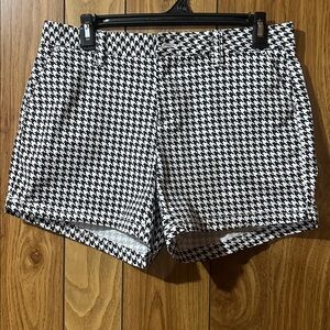 Magellan Outdoors Black and White Houndstooth Women Shorts